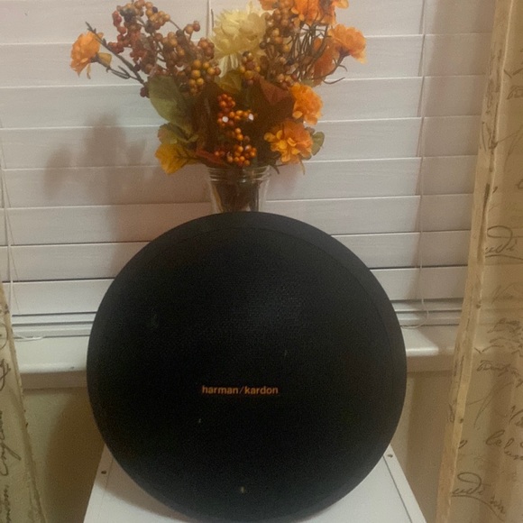 Black speaker ,barely ever used, works very well ,includes charger - Picture 1 of 4